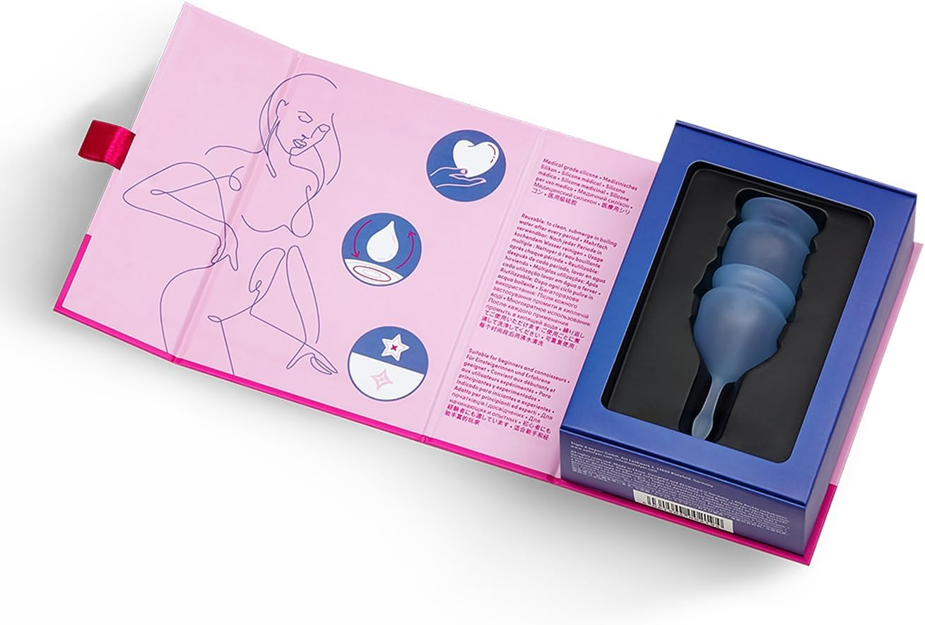 Atidaryta Satisfyer Feel Good menstruacinės taurelės pakuotė su instrukcija ir dviem skirtingo dydžio taurelėmis